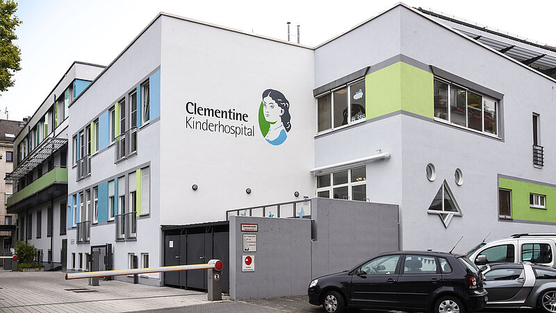 Neues Fassadenlogo am Clementine Kinderhospital Frankfurt