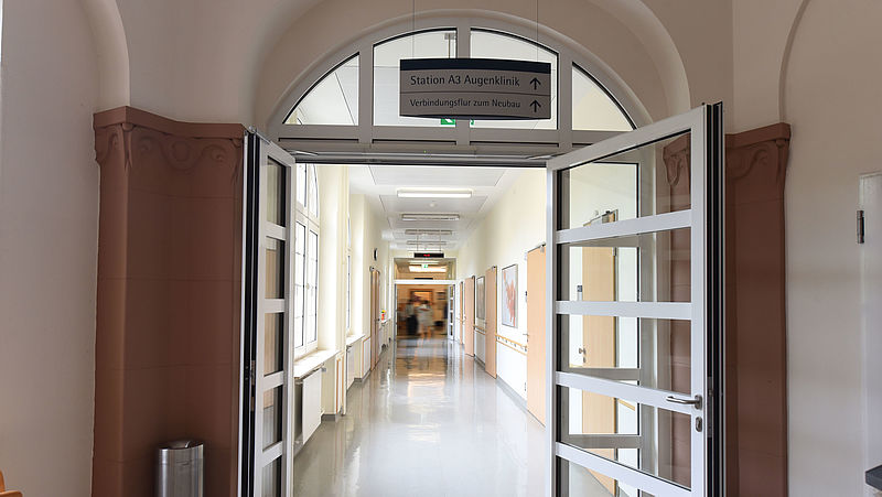 Eingang zur Augenklinik des Frankfurter Bürgerhospitals